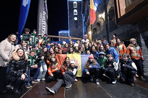 Grupo de jóvenes esquiadores celebrando el éxito en el Trofeu Borrufa en Andorra.