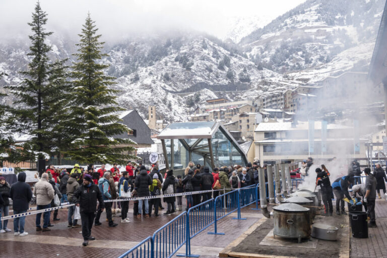 Celebración de Sant Antoni en Canillo con distribución de vianda tradicional