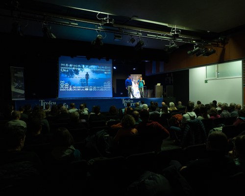 Projecció del documental El riu dels set noms amb públic assistent