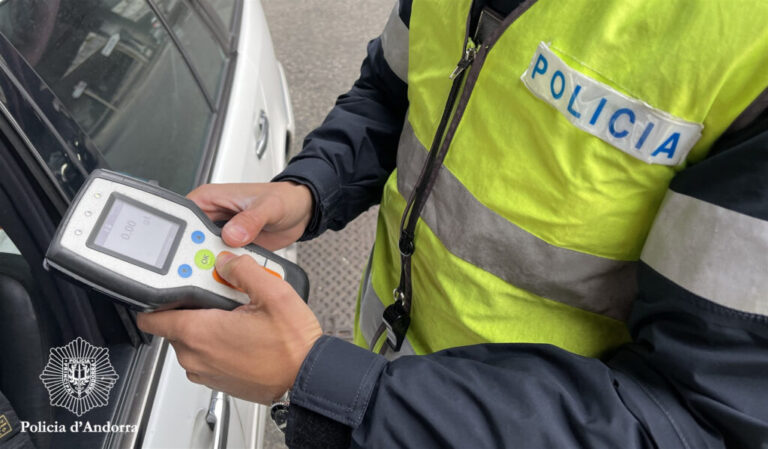 Policía usando un alcoholímetro durante un control de tráfico.