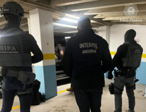 Policía de Andorra durante la detención de fugitivos buscados por tráfico de drogas.