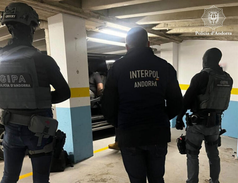 Policía de Andorra durante la detención de fugitivos buscados por tráfico de drogas.