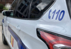 Vehículo de la Policía de Andorra con el número de emergencia C110
