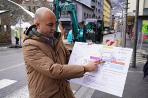 Hombre mostrando un plano de obras en Encamp para la avenida Joan Martí