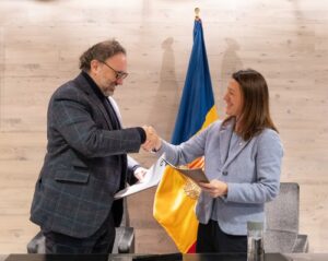 Representantes del Comú d'Ordino y la Universitat d'Andorra firmando un convenio de colaboración