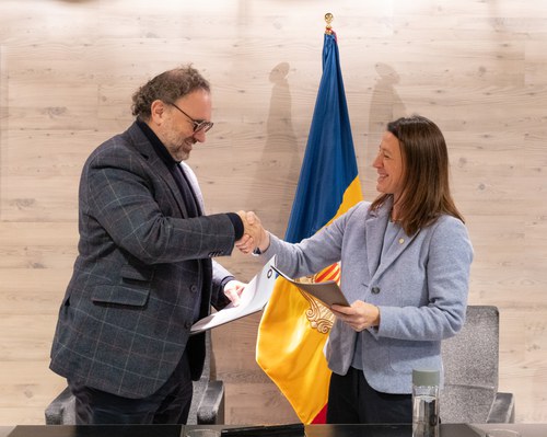 Representantes del Comú d'Ordino y la Universitat d'Andorra firmando un convenio de colaboración