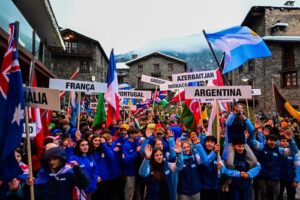 Desfilada inaugural del 34è Trofeu Borrufa en Ordino con banderas de diferentes países