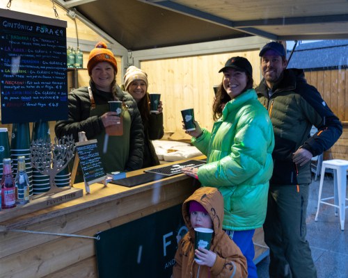 Grupo de personas disfrutando en un bar de après-ski en Ordino