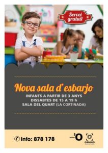 Niño sonriente en un nuevo espacio de recreo para niños y jóvenes en la Cortinada.