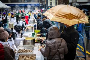 Celebración de escudella en Andorra la Vella bajo la lluvia