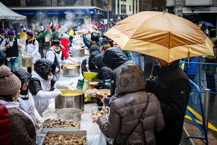 Celebración de escudella en Andorra la Vella bajo la lluvia