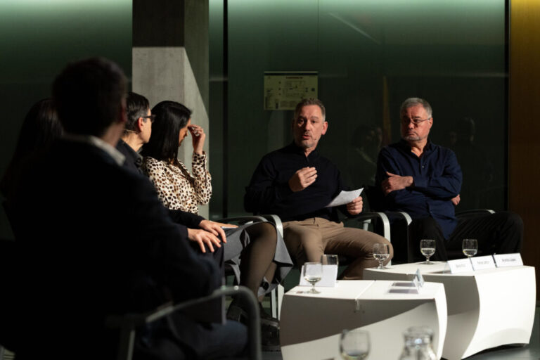 Participantes en una mesa redonda sobre ciberdelincuencia y protección de datos personales