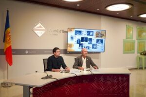 Presentación del Cicle Cultural d'Encamp con dos ponentes en una mesa
