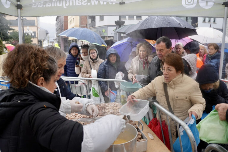 Participantes en la escudella de Sant Sebastià en Sant Julià de Lòria bajo la lluvia
