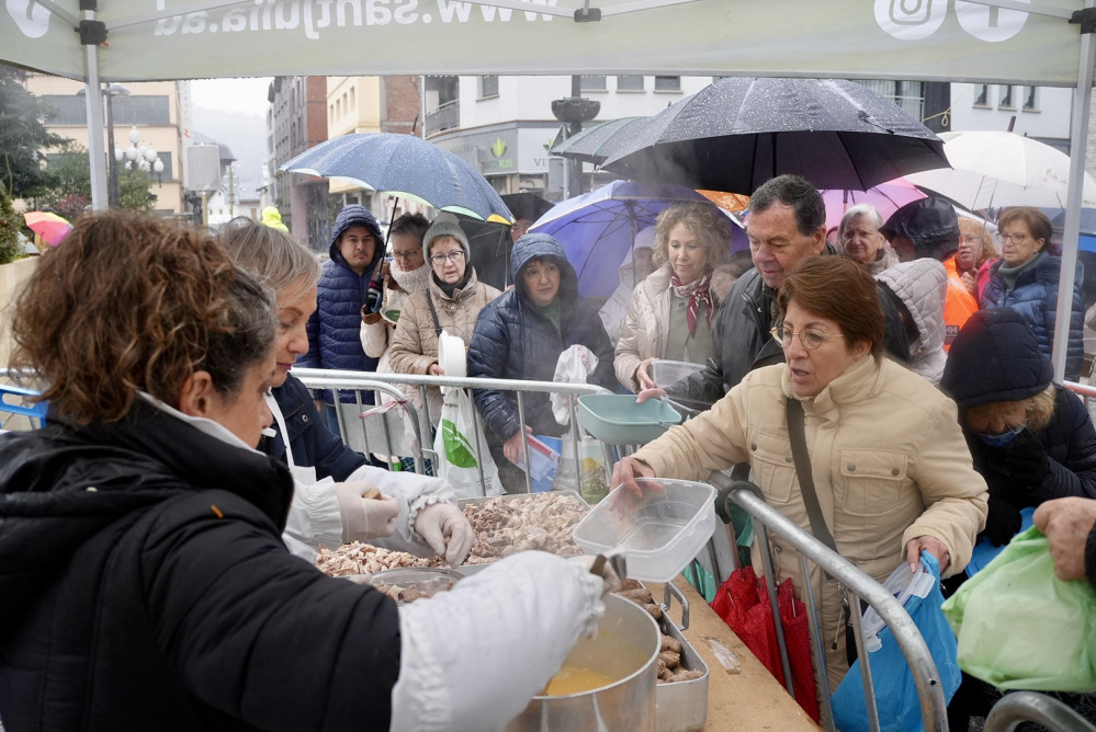 Participantes en la escudella de Sant Sebastià en Sant Julià de Lòria bajo la lluvia