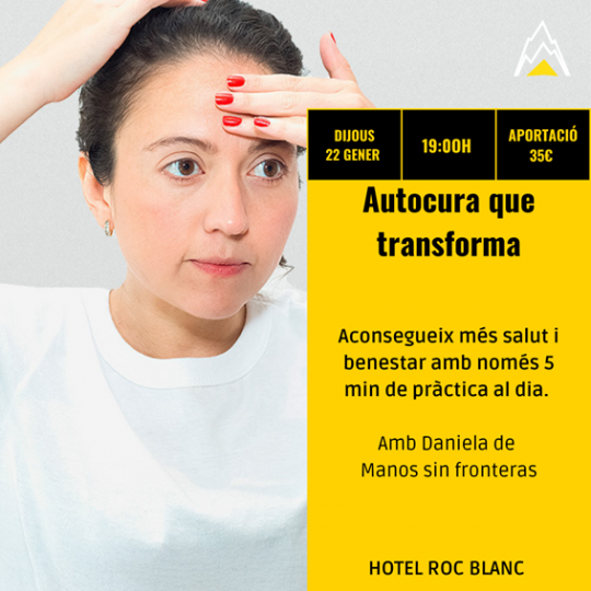 Mujer realizando una técnica de autocura para mejorar su bienestar.