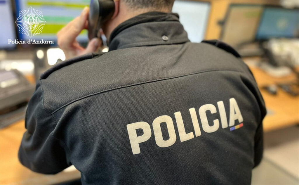 Policía de Andorra atendiendo una llamada sobre fraudes empresariales.
