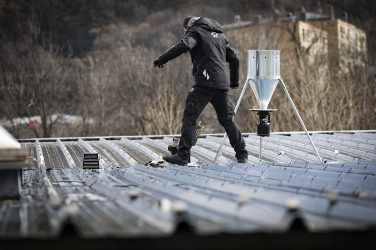 Técnico instalando dispensadores de pinso esterilitzador en Andorra
