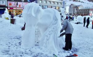 Escultor trabajando en una escultura de nieve en el Pas de la Casa