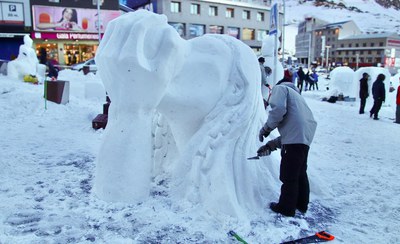 Escultor trabajando en una escultura de nieve en el Pas de la Casa