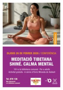 Mujer meditando en un ambiente tranquilo y luminoso