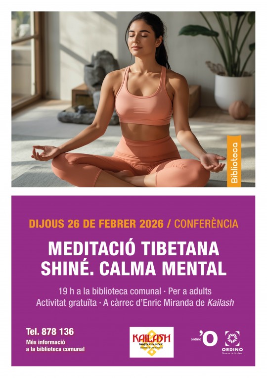 Mujer meditando en un ambiente tranquilo y luminoso