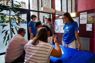 Jóvenes en una convocatoria de empleo en Encamp durante el verano.