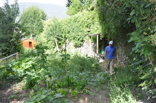 Persona caminando en un huerto social en Ordino, Andorra.