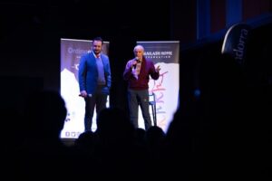 Dos presentadores en un evento de cine sobre esquí nórdico en Andorra