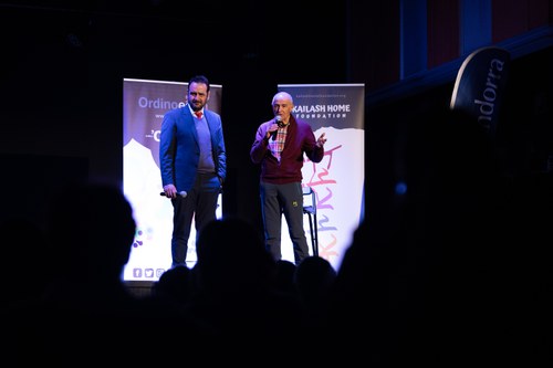 Dos presentadores en un evento de cine sobre esquí nórdico en Andorra