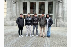 Grupo de estudiantes de música frente a la Franz Liszt Academy en Budapest