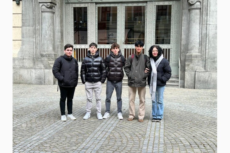 Grupo de estudiantes de música frente a la Franz Liszt Academy en Budapest