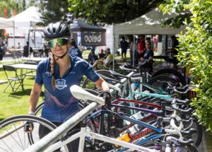 Participante del festival ANDBike en la Massana con bicicletas de fondo.