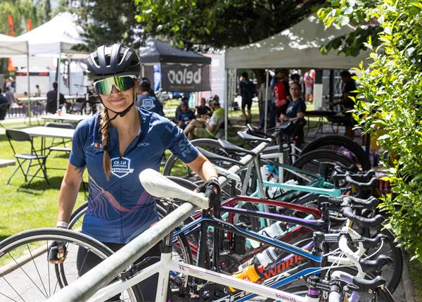 Participante del festival ANDBike en la Massana con bicicletas de fondo.