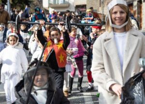 Infants disfressats de personatges de còmic durant la Rua de Carnaval a la Massana.