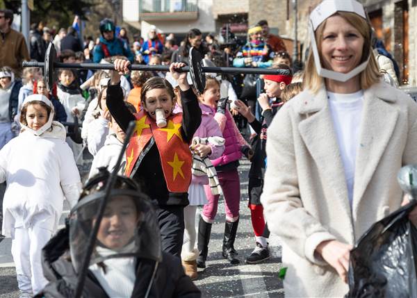 Infants disfressats de personatges de còmic durant la Rua de Carnaval a la Massana.