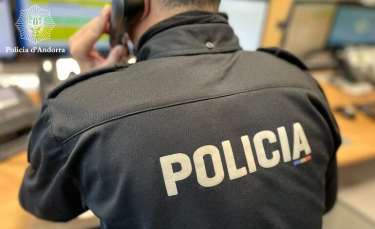 Agente de policía en Andorra atendiendo una llamada telefónica