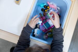 Niño jugando con juguetes en la sala de esparcimiento