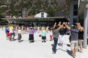 Grupo de personas bailando en un evento cultural en Andorra la Vella