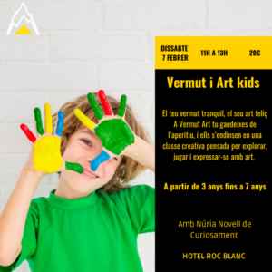 Niño con manos pintadas de colores en taller de arte