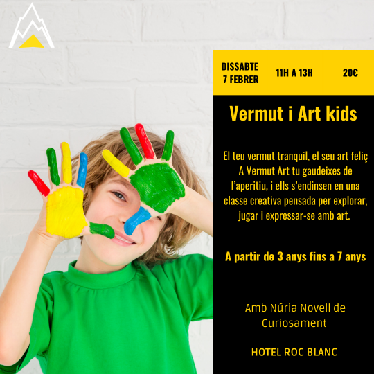 Niño con manos pintadas de colores en taller de arte