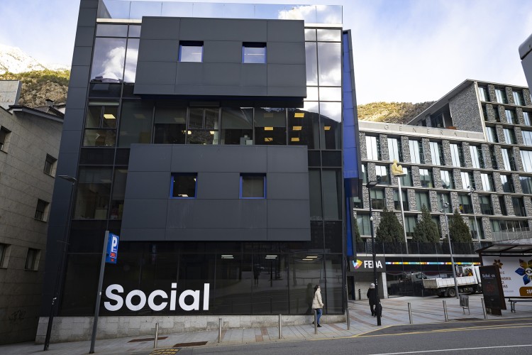 Edificio del nuevo espacio social en Andorra la Vella con letrero visible.