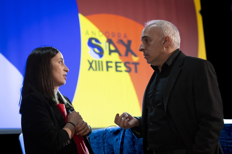 Dos personas conversando en el Andorra Sax Fest 2026