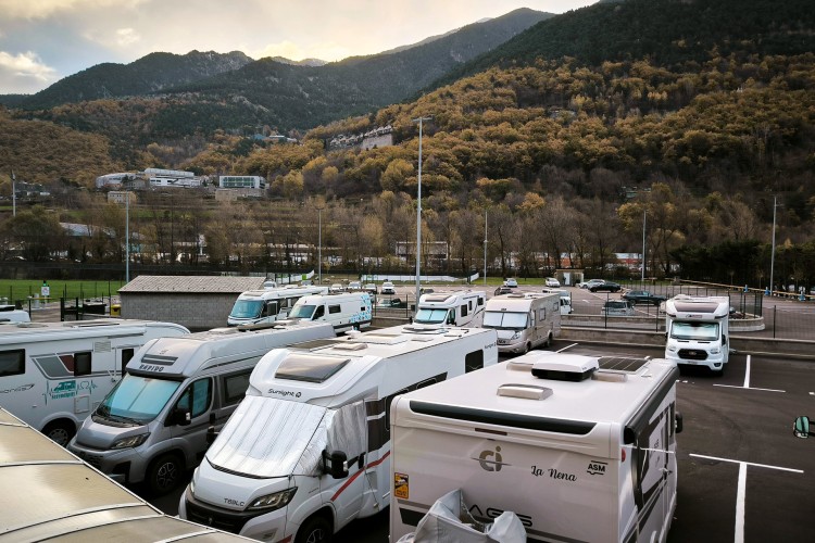 Vista del área de autocaravanas en Canrodes con montañas al fondo.