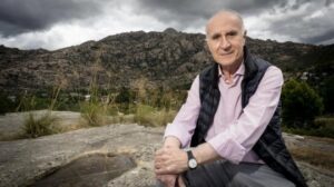 Dr. Martin Almagro Gorbea en un paisaje montañoso de los Pirineos