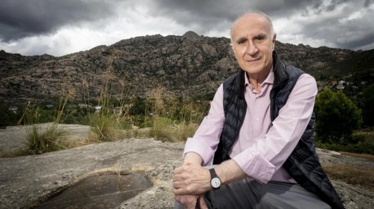 Dr. Martin Almagro Gorbea en un paisaje montañoso de los Pirineos