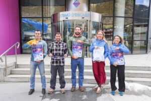 Participantes sosteniendo carteles de la Cronoescalada nocturna del Pas de la Casa