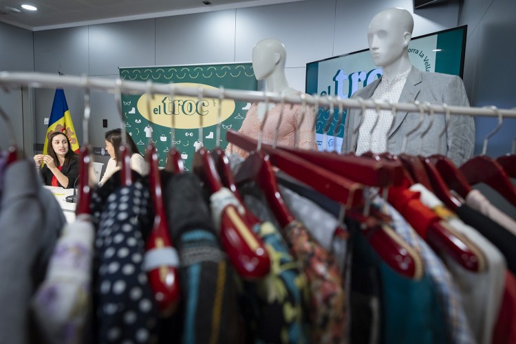 Mercat d'intercanvi de moda El Troc amb roba i maniquís