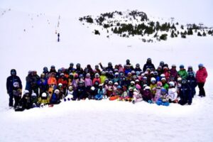 Grupo de niños en la escuela de nieve de Encamp en la temporada de esquí