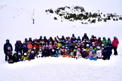 Grupo de niños en la escuela de nieve de Encamp en la temporada de esquí